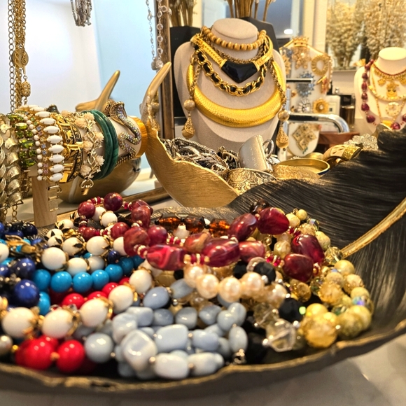 ✨️𝙉𝙞𝙖'𝙨 𝙑𝙞𝙣𝙩𝙖𝙜𝙚 𝙅𝙚𝙬𝙚𝙡𝙧𝙮 𝙎𝙝𝙤𝙬✨️Jewelry as seen live ✨️ - Picture 3 of 4